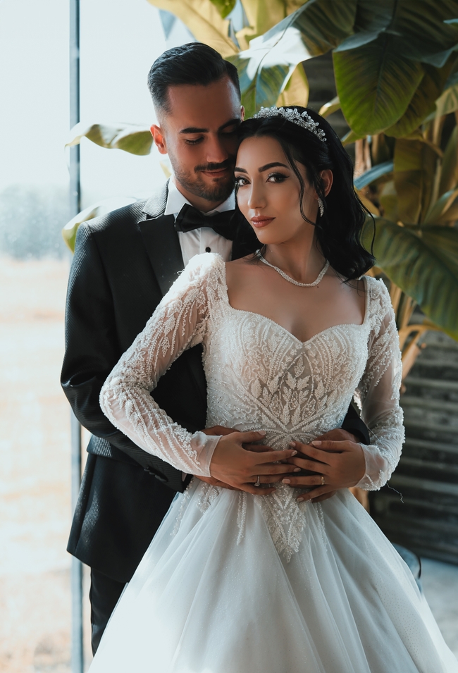 欧美情侣后背抱婚纱写真图片