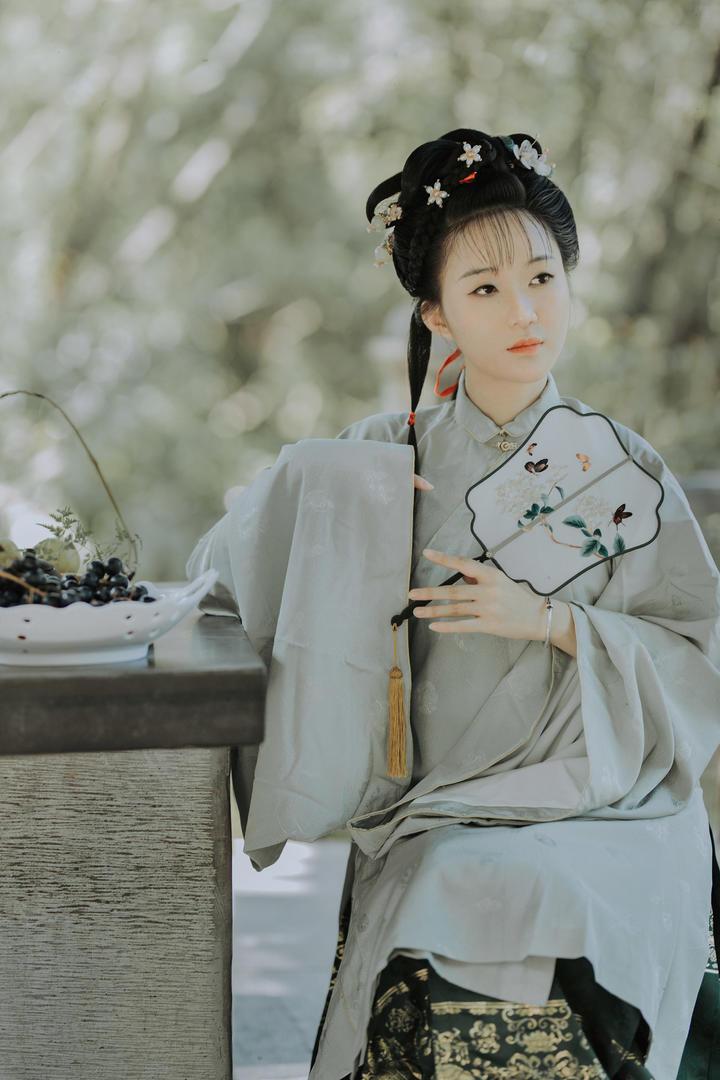 坐在亭子里乘凉的古装美女凡鹿气质写真图片