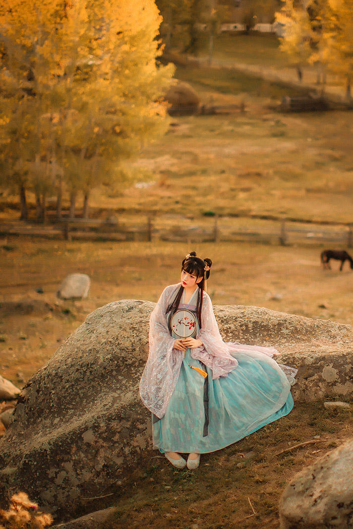 坐在石头上的唯美古装汉服美女写真图片