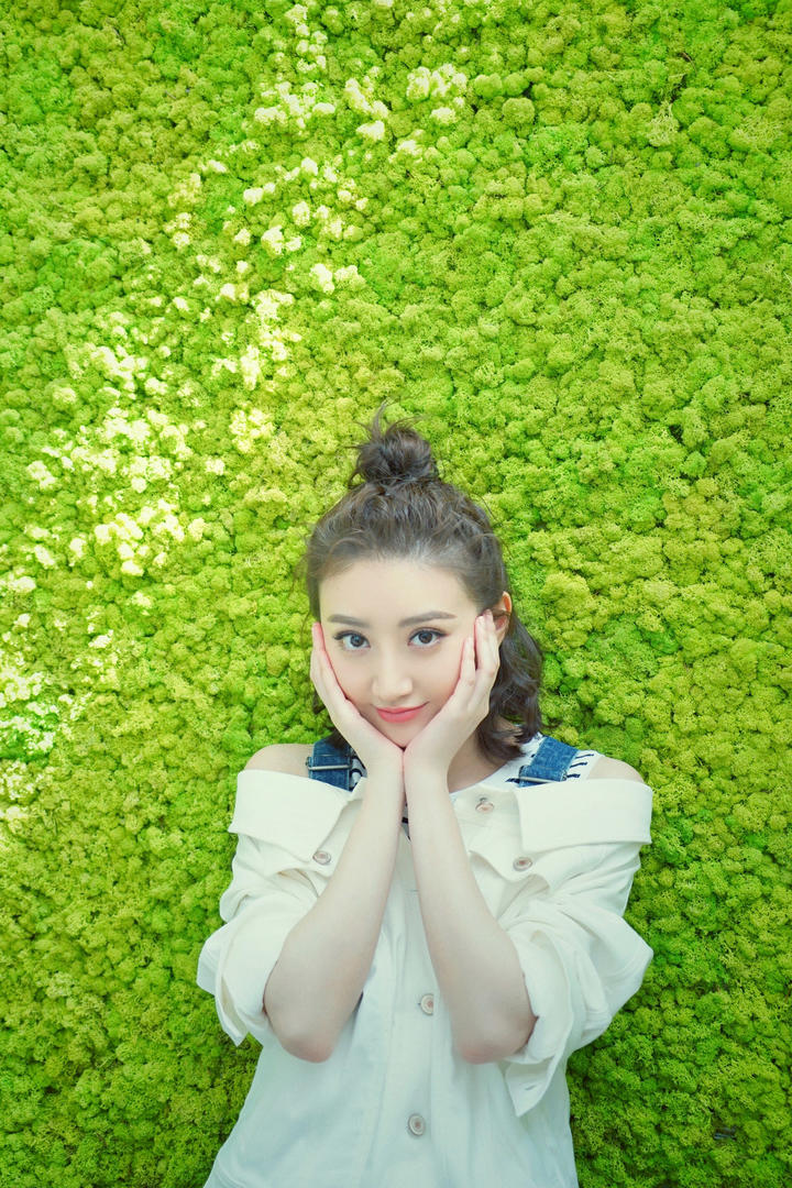 捧着脸的可爱美女明星景甜高清写真图片