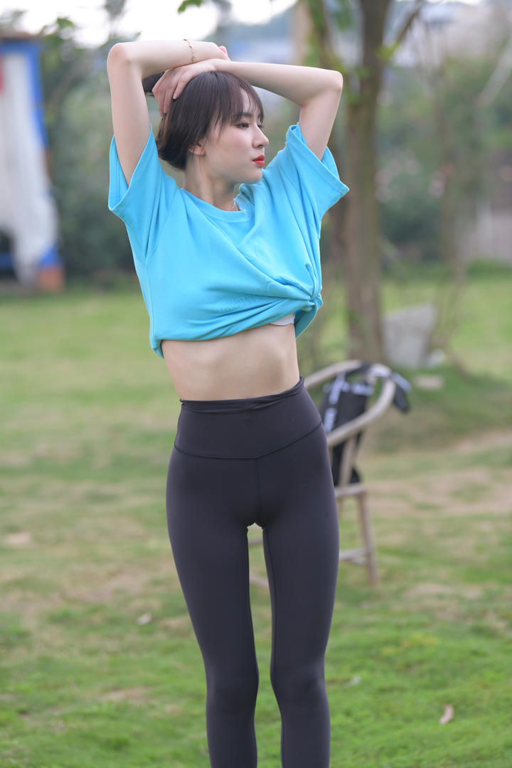 街拍掀起上衣的紧身裤美女写真图片