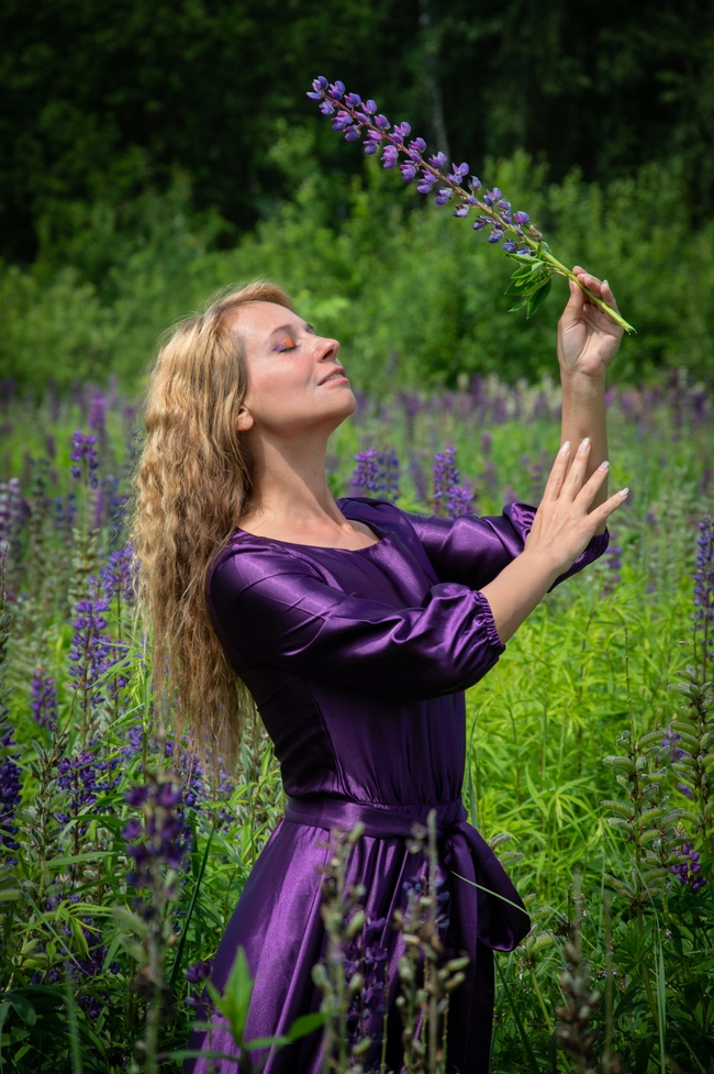 夏日花草丛紫色连衣裙美女写真