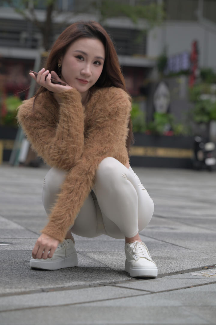 国产街拍凹凸分明女沟瑜伽裤图片
