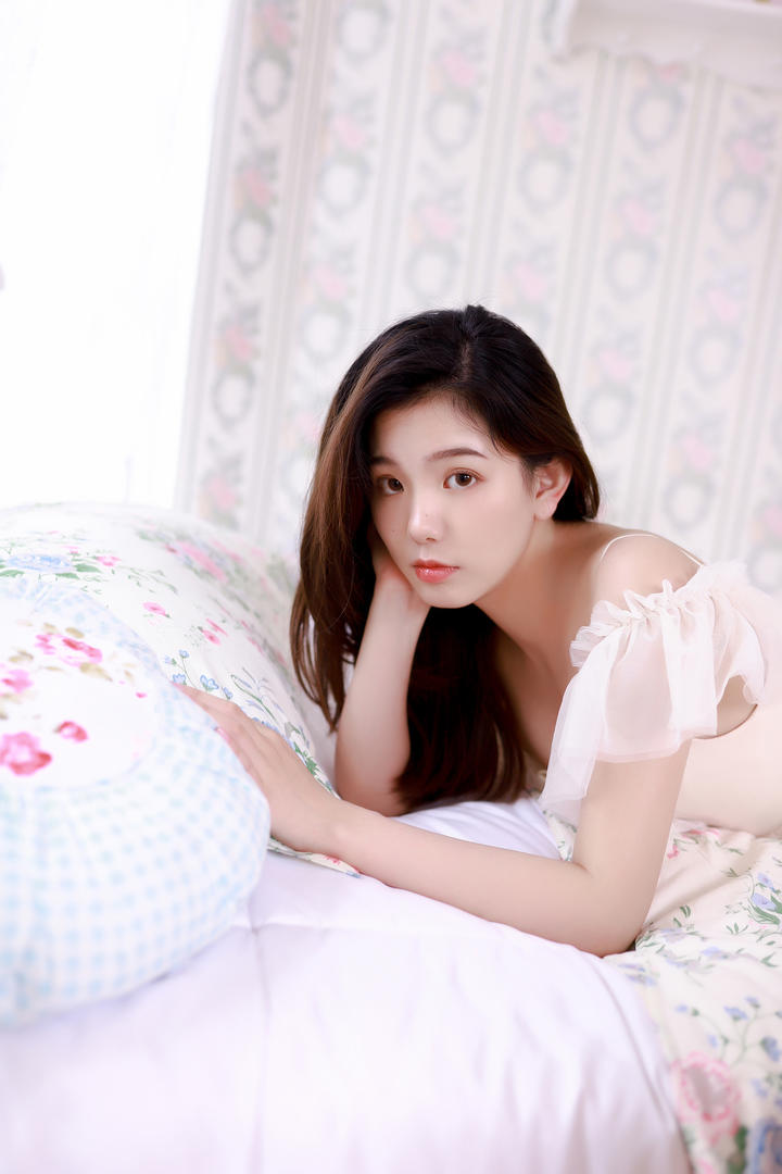 趴在床上的可爱清纯女孩闺房之乐写真图片