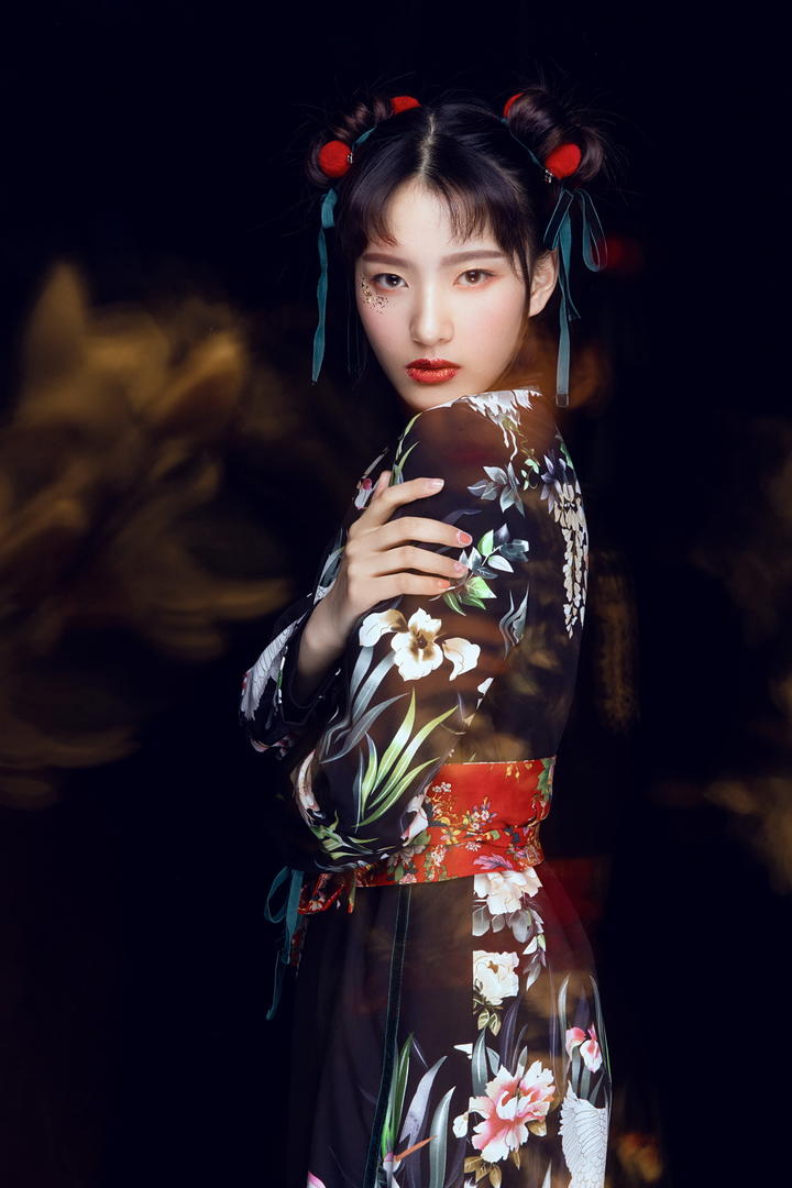 扎着发髻的的古装美女艺术写真图片