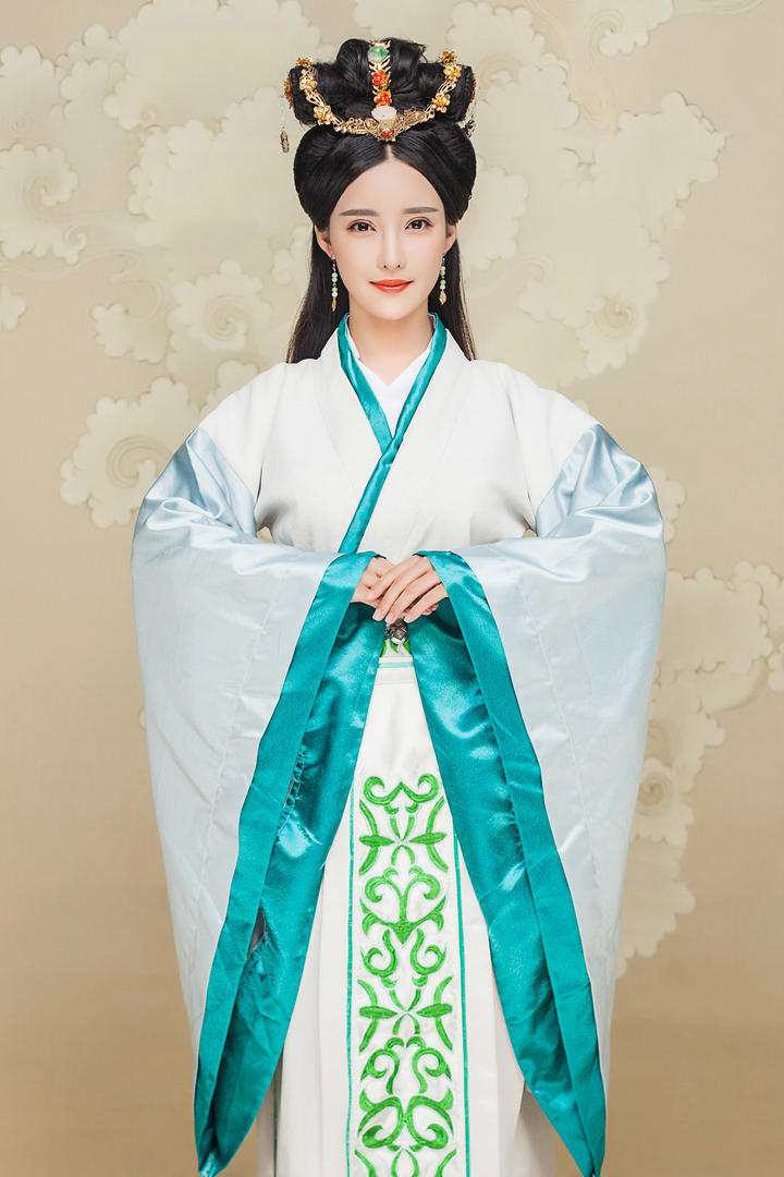 庄重大气的古装美女摄影图片