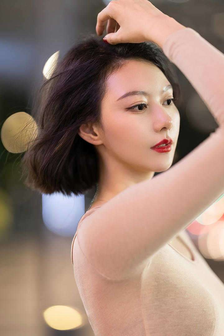 性感成熟的短发御姐艺轩写真图片