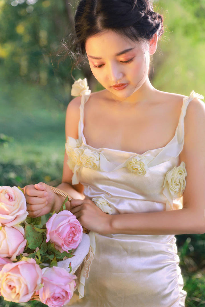 户外赏花的清纯美女写真图片