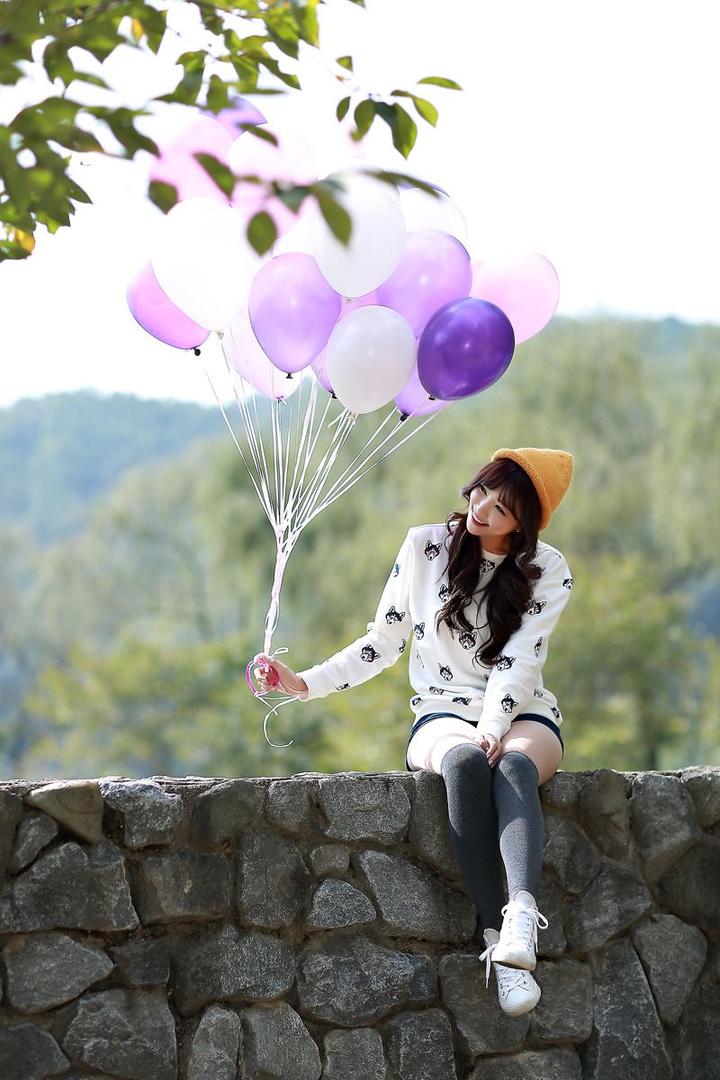 坐在石头墙上的韩国美女明星李恩慧高清写真