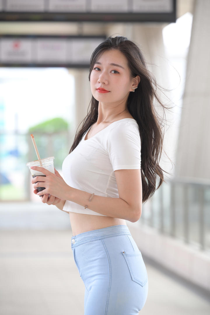 街拍气质韵味紧身裤美女图片