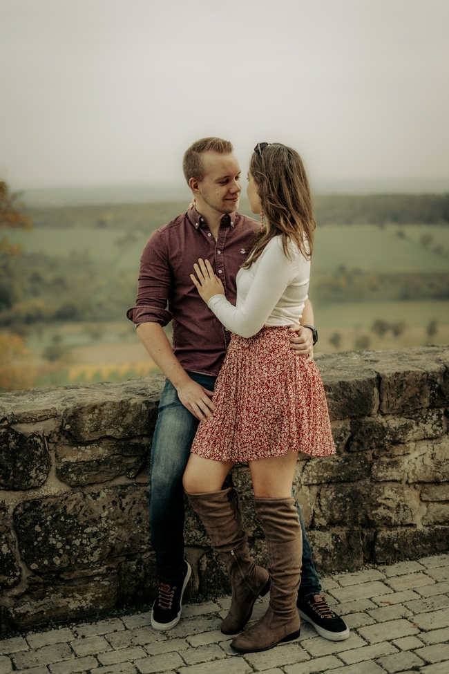 户外激情暧昧情侣写真图片