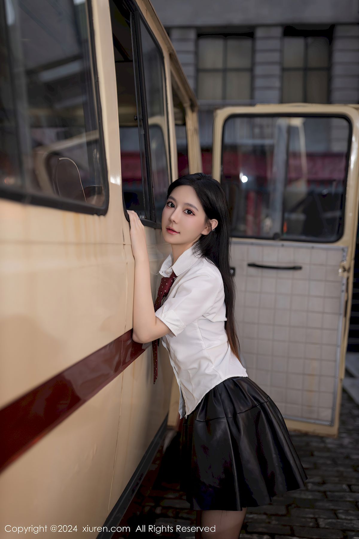 秀人网模特幼幼白衬衫搭配黑色短裙学妹装扮性感写真