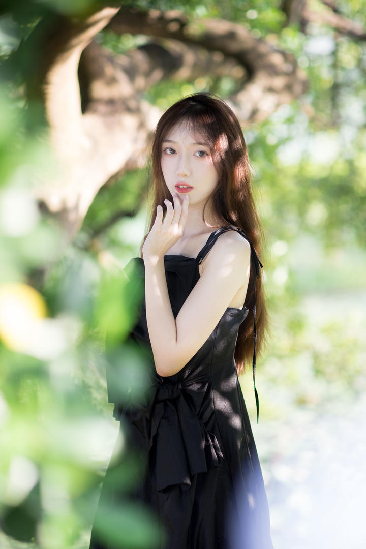4K唯美清纯美女图片高清户外写真图片