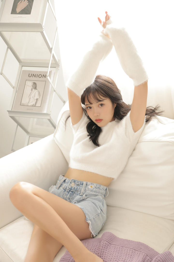 穿牛仔短裤的可爱甜美女孩QQ女生头像图片在线下载
