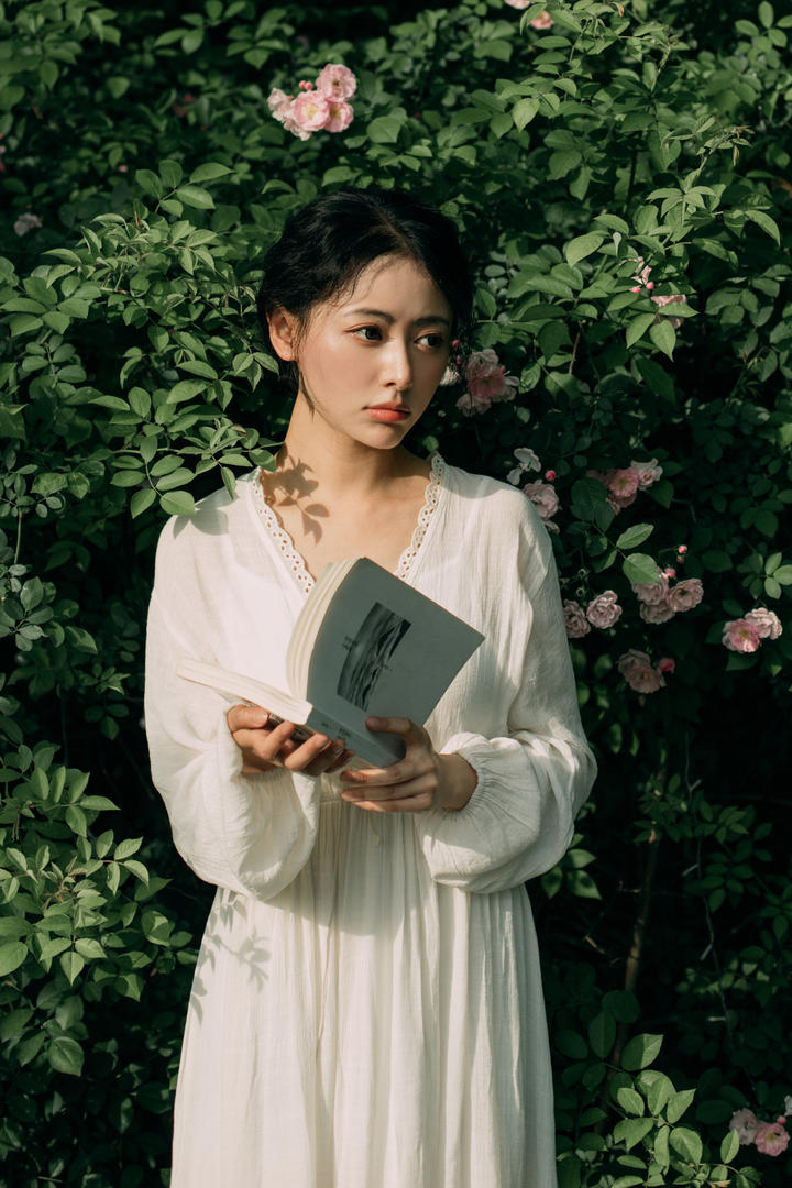 穿白裙子的气质美女高清手机壁纸图片