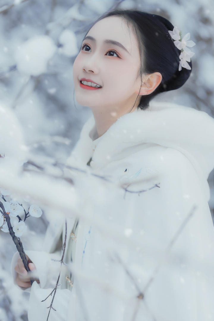 眉清目秀的古装美女个人艺术照写真图片