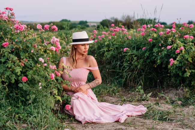 花丛中摄影的美女图片