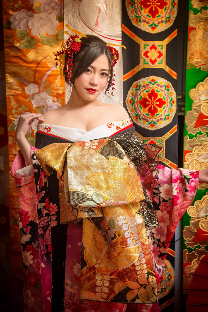 穿着华丽的日本和服美女艺术写真