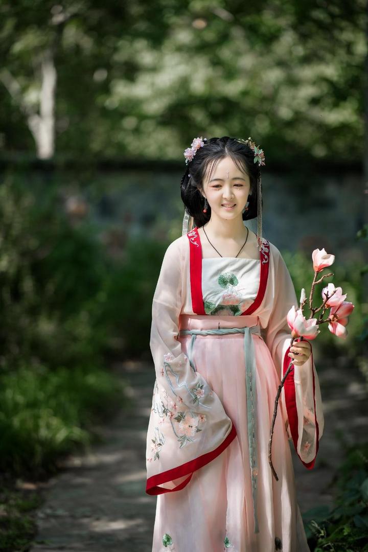 穿着粉色汉服的古装美女艺术写真图片