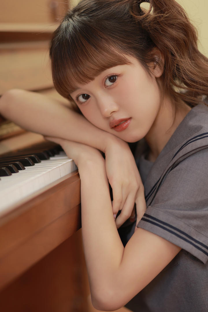 趴在钢琴上的天然清纯素人美女学生高清图片
