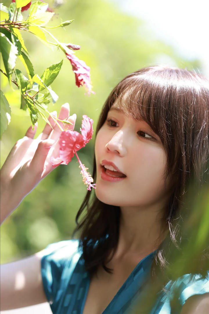 赏花的日本成熟美女素人户外人像摄影图片