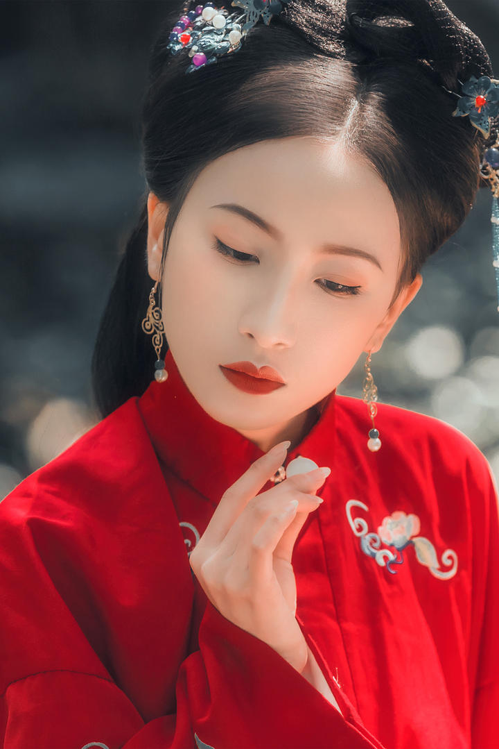 穿汉服古装的古典美女图片