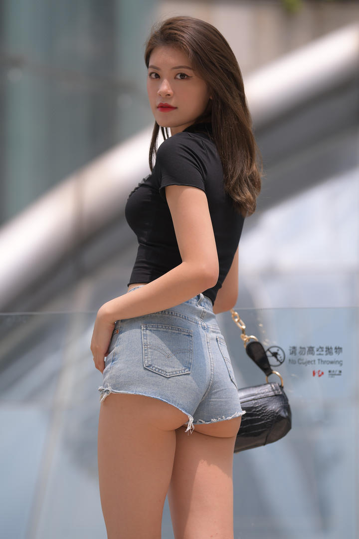 99国内精品偷拍紧身牛仔裤美女翘臀图片