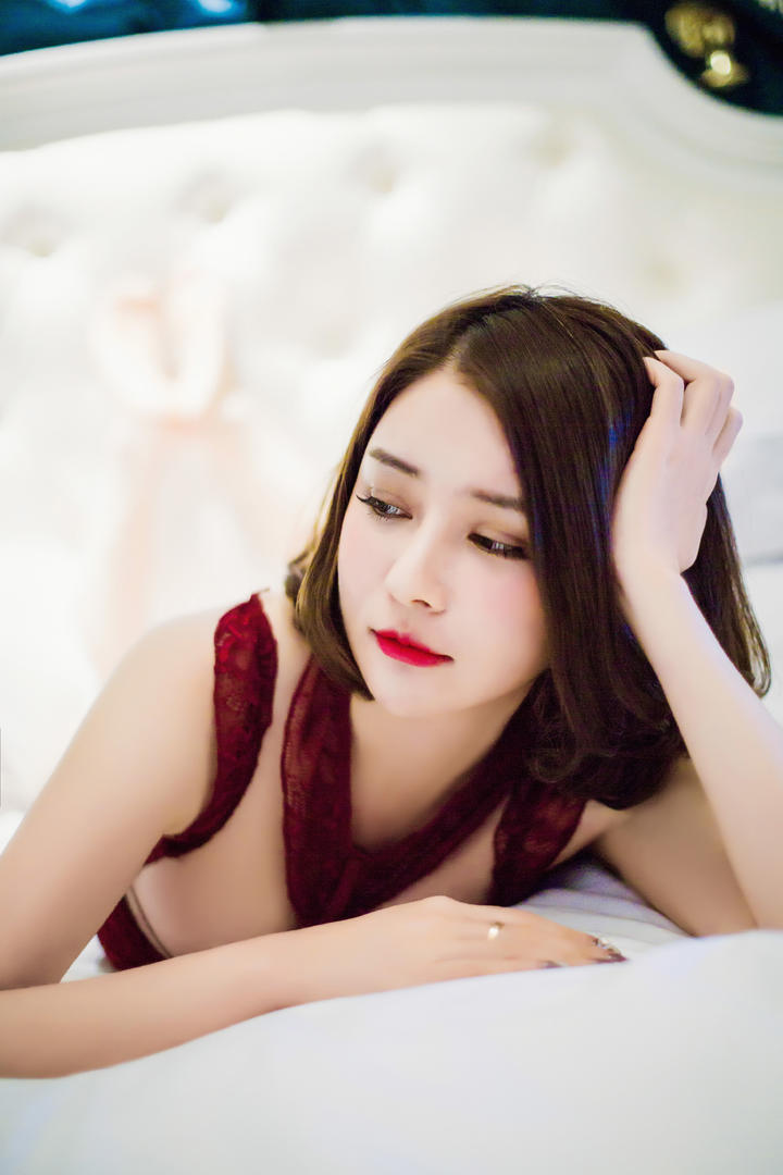 趴在床上的高清短发性感图片