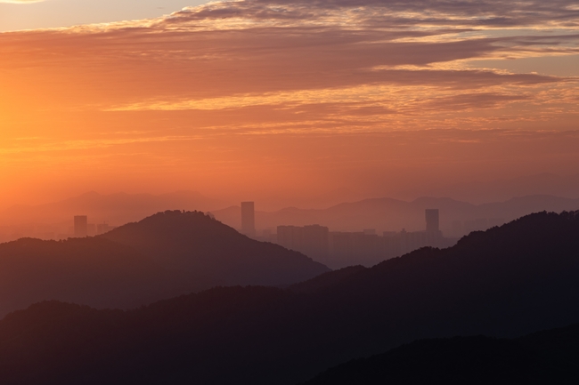 日暮黄昏层层山脉晚霞风光摄影图片