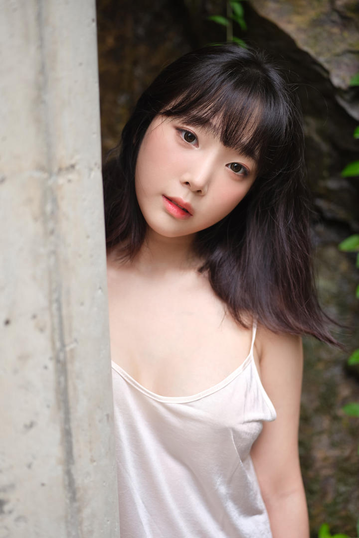 韩国大眼睛美女吊带丝绸睡衣诱惑写真图片