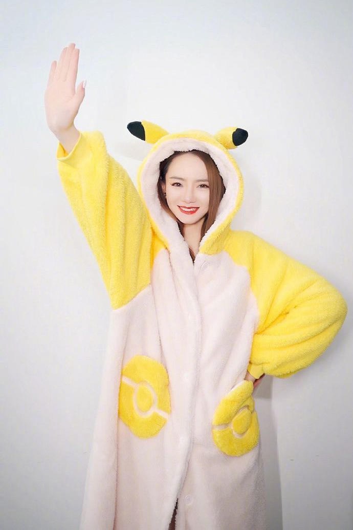 美女明星戚薇可爱皮卡丘睡衣写真图片