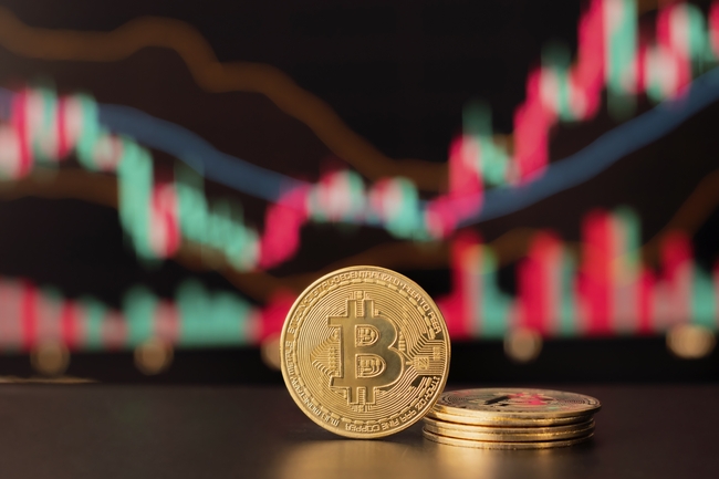 金色比特币纪念币摄影图片