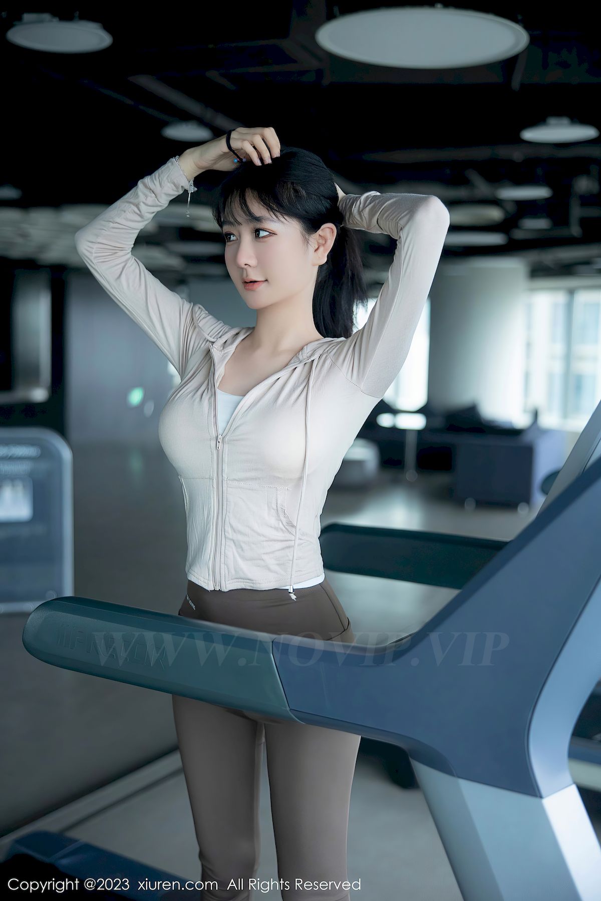 秀人网美女模特幼幼浅色运动服饰健身房场景性感写真