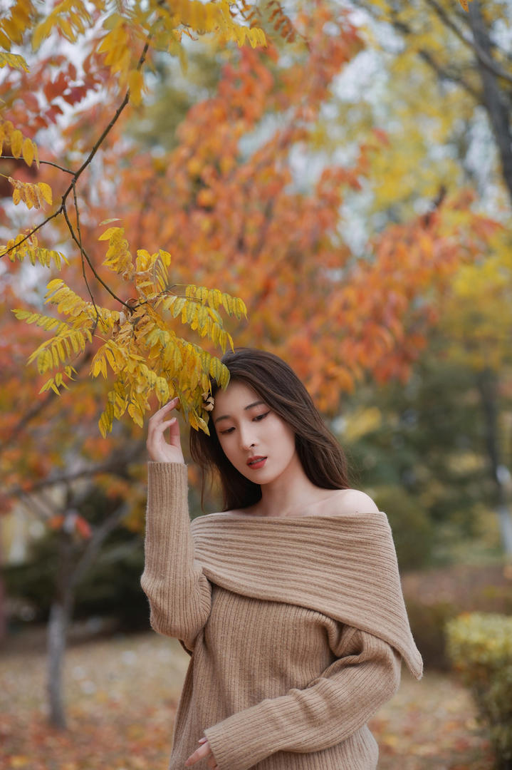 时尚漂亮的大美女高清户外人体艺术摄影图片