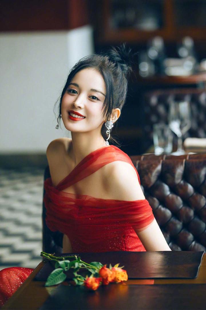 笑容迷人的新疆美女明星古力娜扎图片