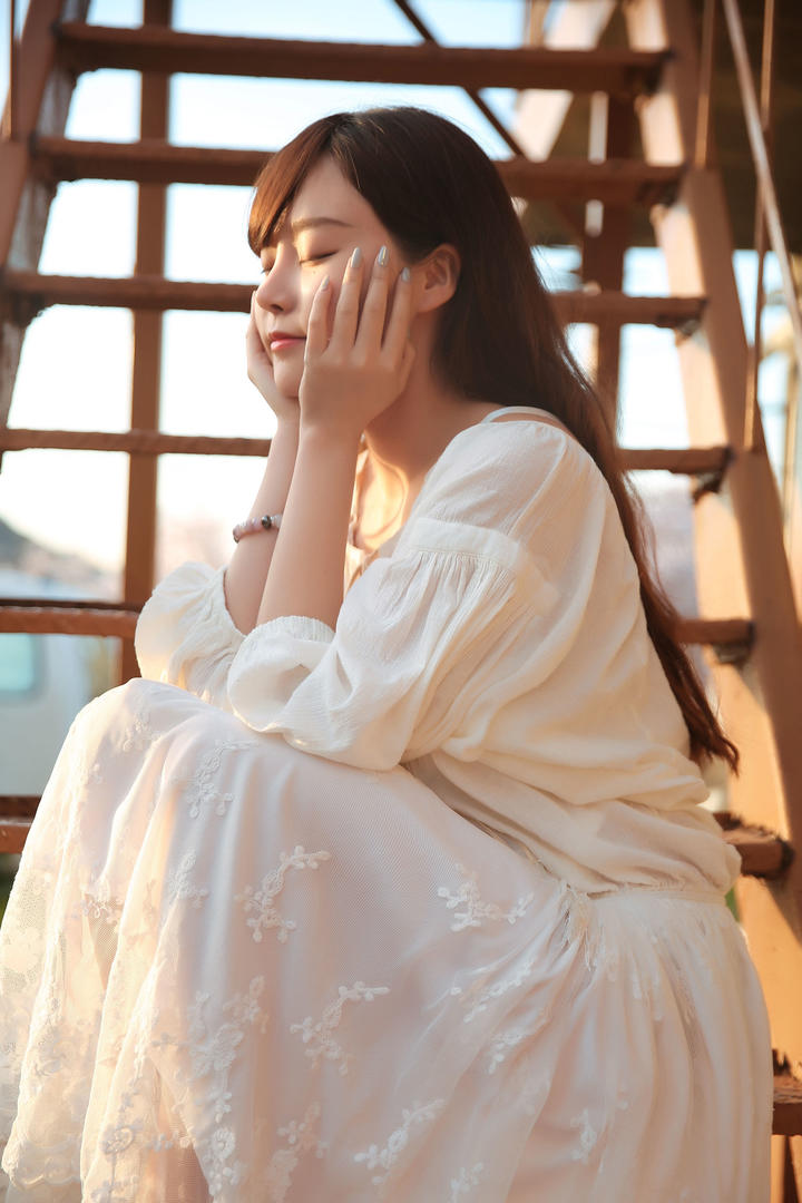 夕阳下的清纯美女图片
