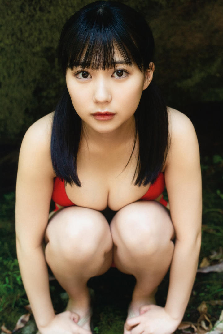 日本大眼睛成熟美女性感泳装摄影写真图片