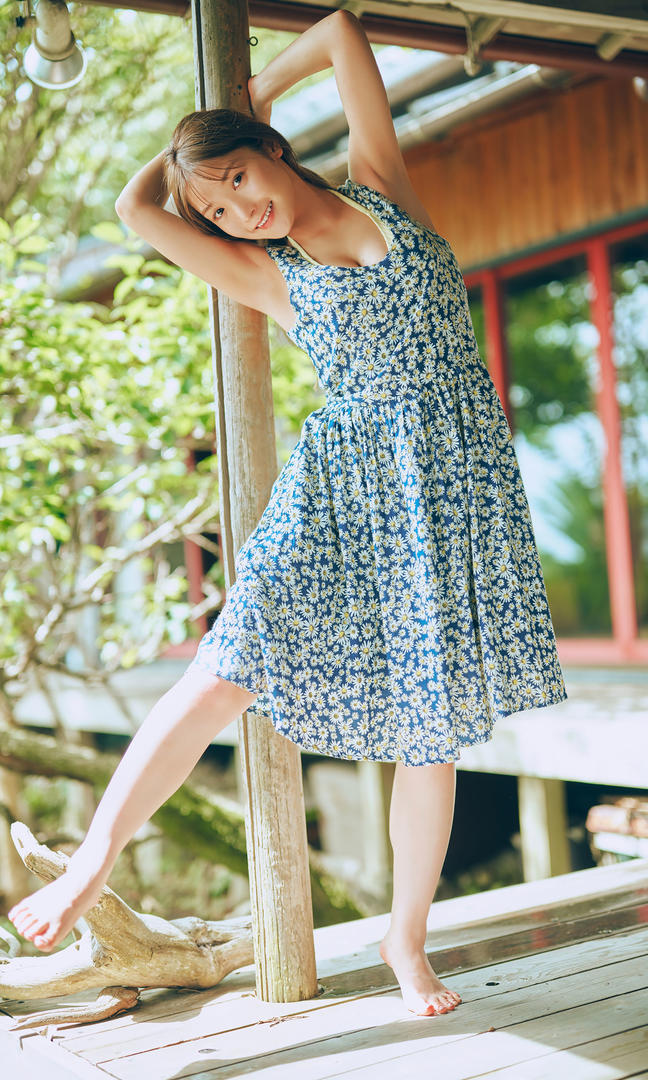 碎花裙美女798艺术照