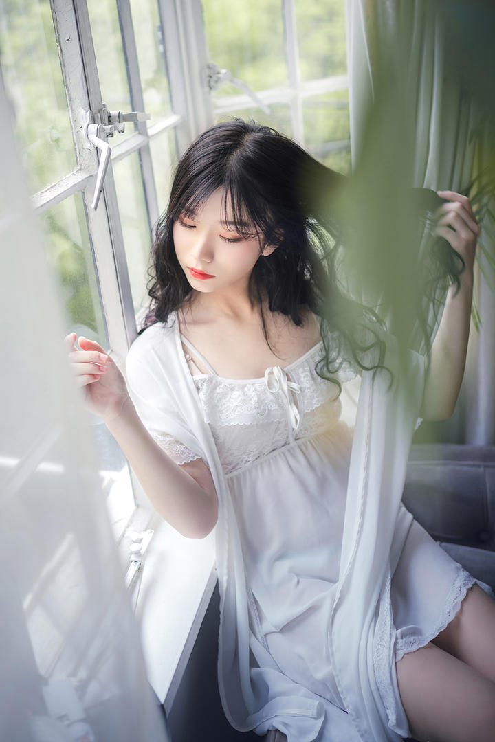 窗户边的清纯睡裙美女写真