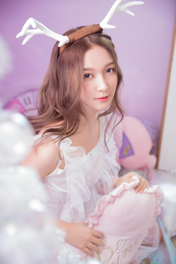 戴着鹿角的可爱美女女生头像个性网