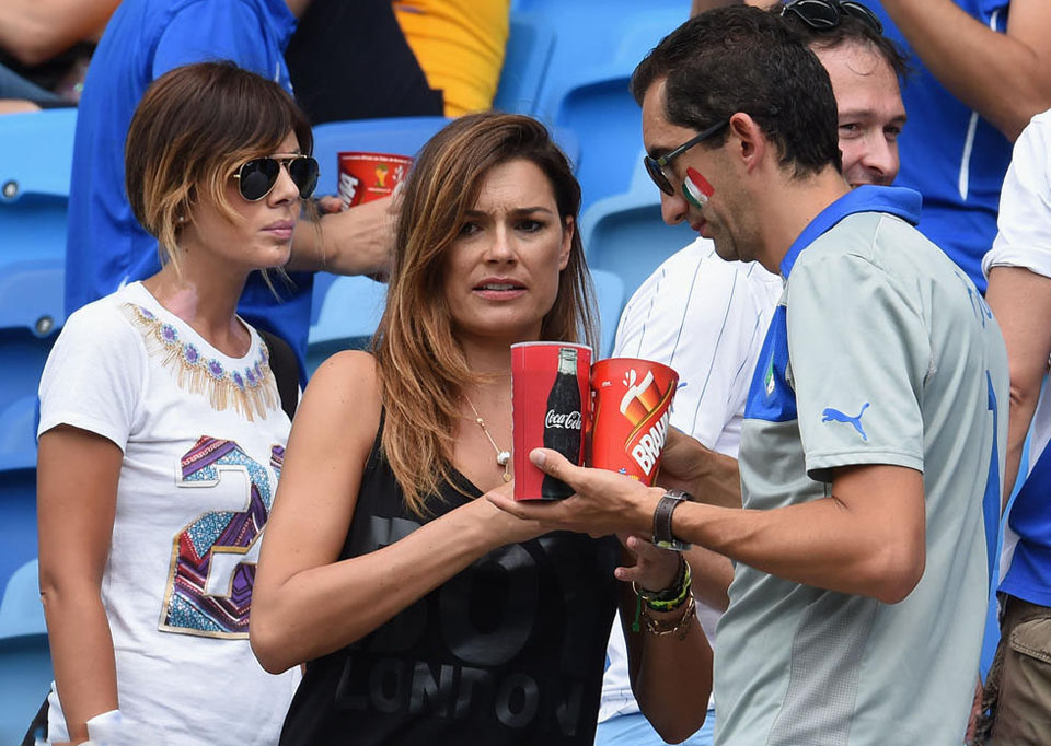 意大利VS乌拉圭 太太团现场齐助阵