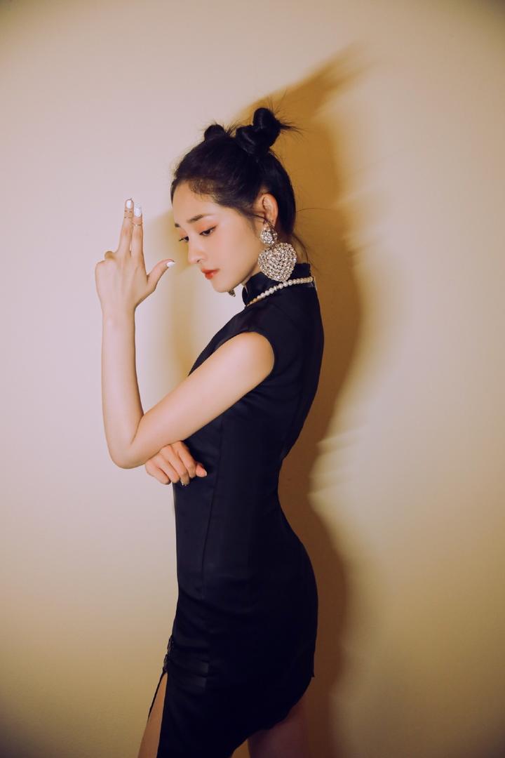 内地女星周洁琼性感旗袍美女明星写真图片