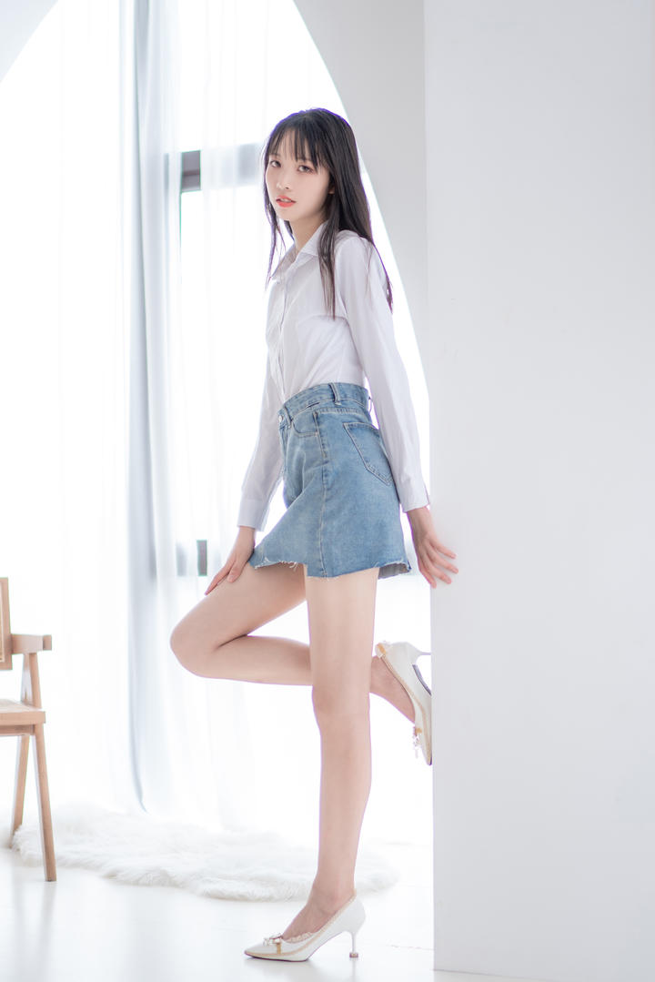 清纯唯美牛仔裙美女写真图片