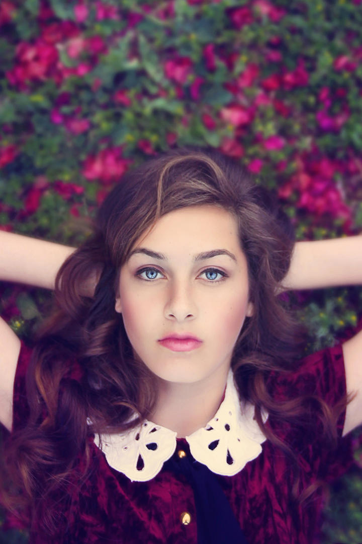 躺在花丛中的欧美美女写真图片