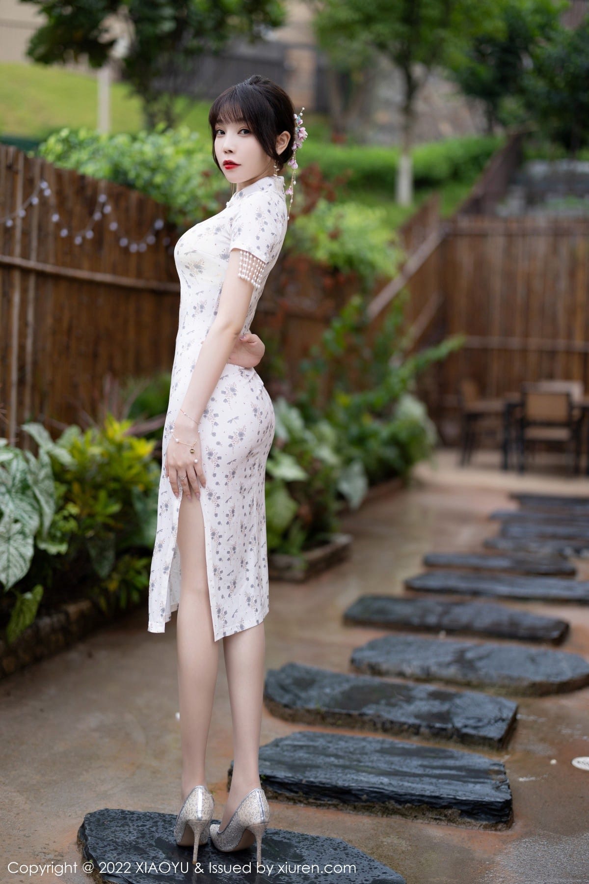 语画界性感女神徐莉芝Booty浅色旗袍搭配原色丝袜私房写真