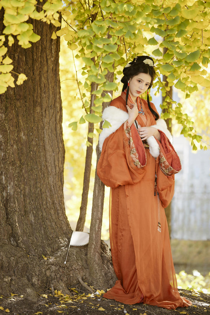 秋日森林中的红色古装汉服美女高清图片