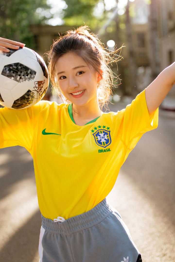 足球宝贝赵露思美女明星高清图片