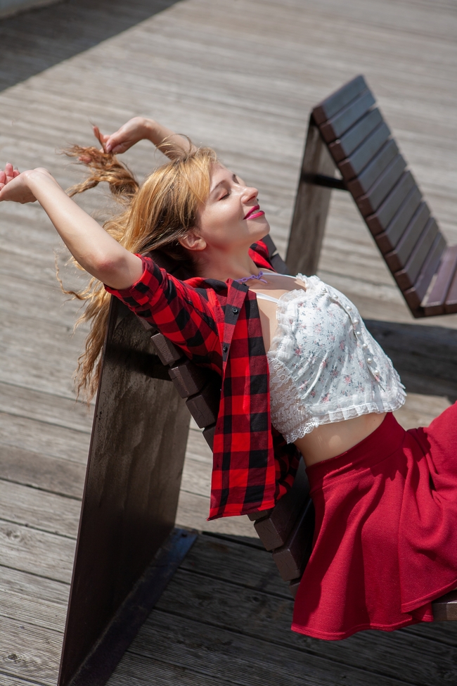 夏日红色格纹衬衫性感美女图片