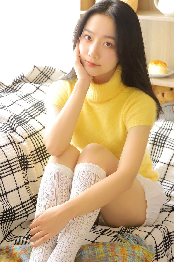 坐在床上的清纯美腿美女写真