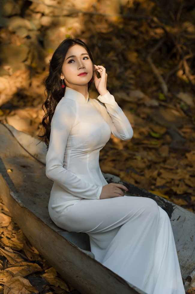 白色旗袍衫美女写真图片